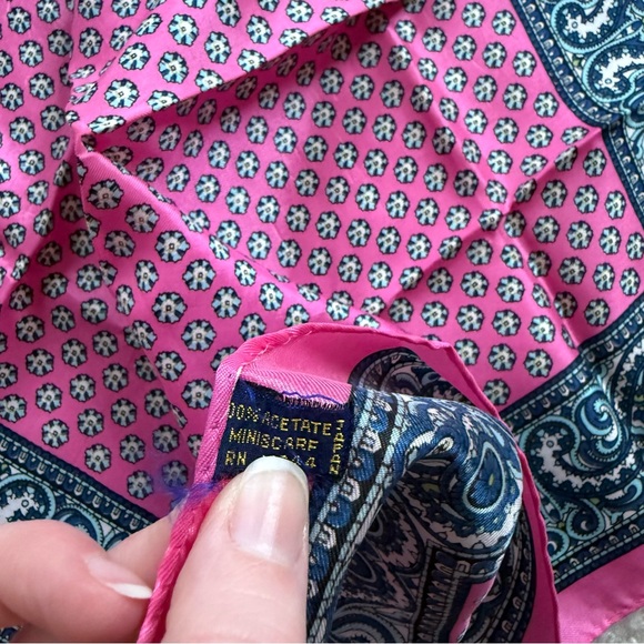 Small square print scarf - Picture 3 of 3